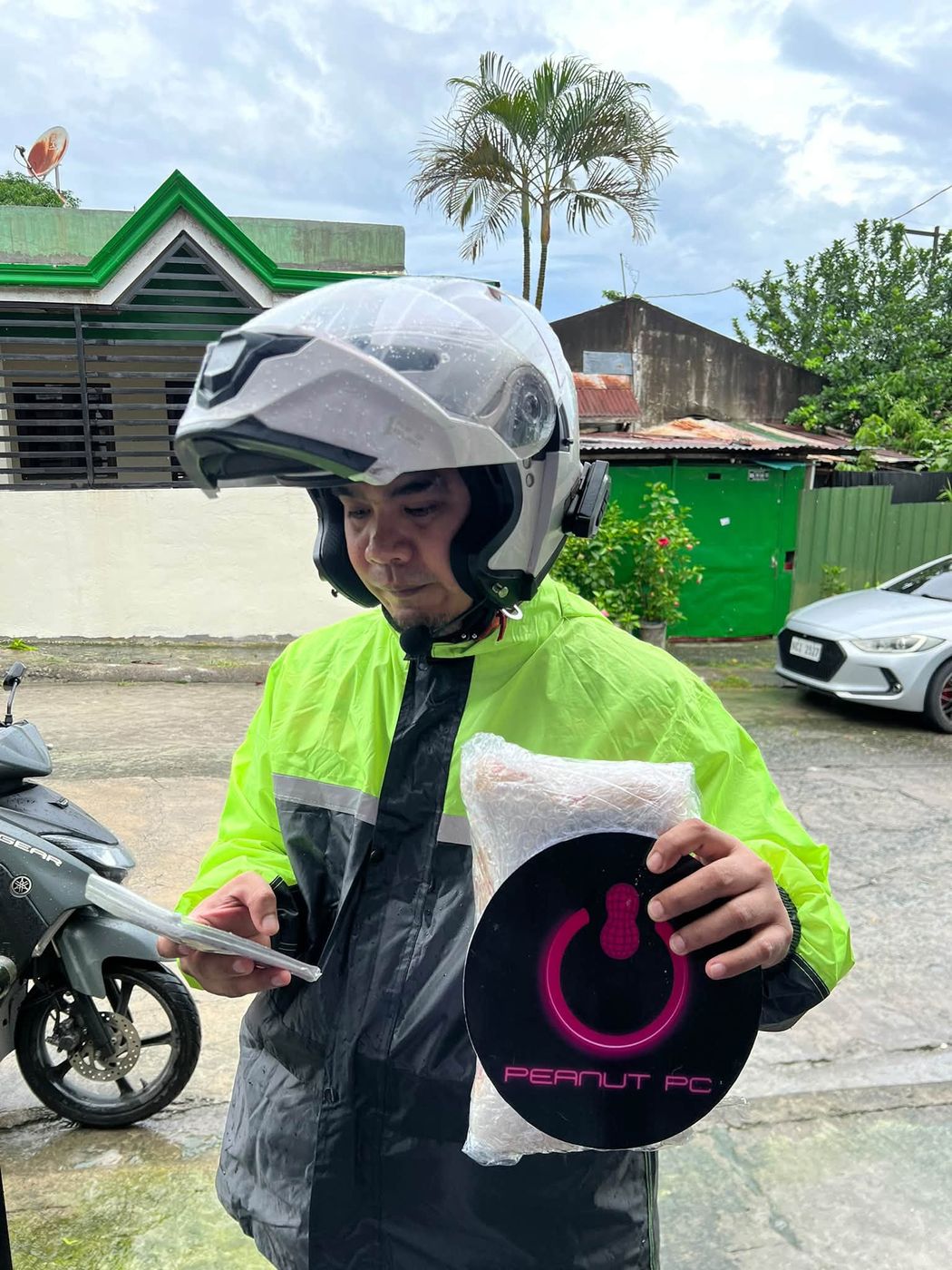 Delivery rider holding a Peanut PC sealed parcel