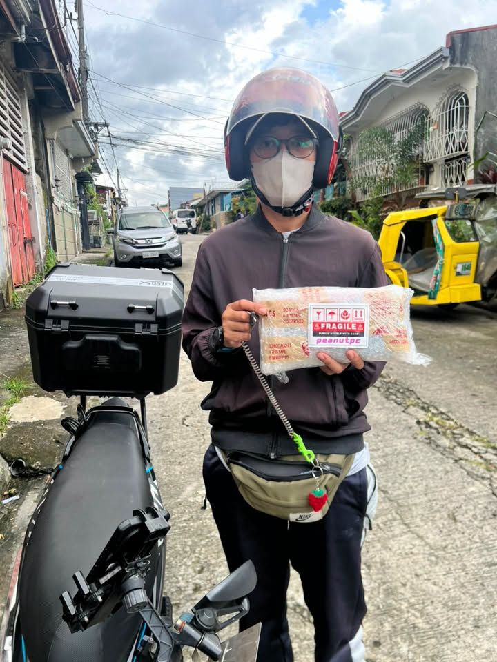 Rider holding a wrapped Peanut PC parcel